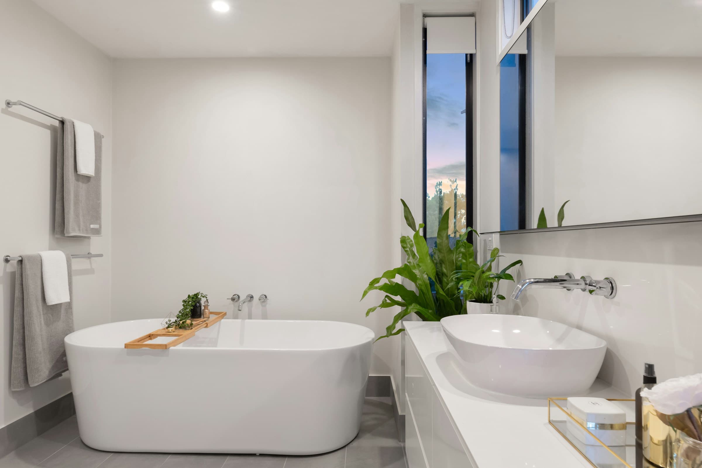 Modernes Badezimmer mit Haustechnik von Fey